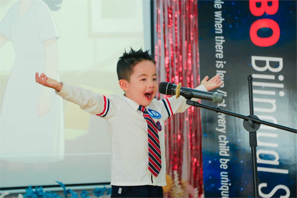 孩子在双语演讲比赛中自信表达